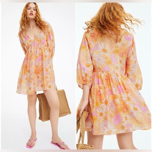 H&M Dresses & Skirts - H&M Mini floral dress with V-neckline, long sleeves, and elasticated cuffs